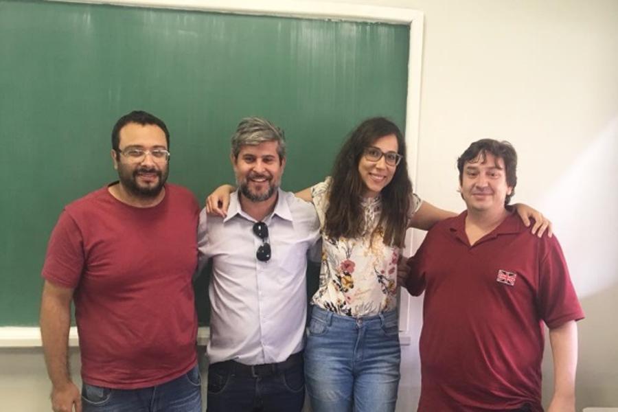 Mariana durante defesa de TCC com professores Márcio Rogério Silva, Rogério da Silva Santos e Wagner da Silveira