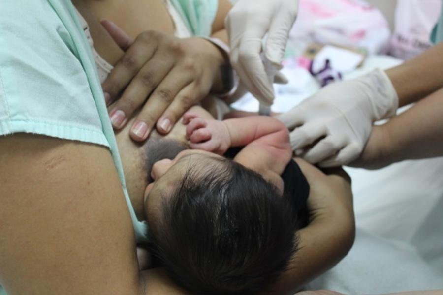 A prática é natural, sem custos e pode ser empregada durante todas as vacinas do bebê e em outros procedimentos que ocasionem dor