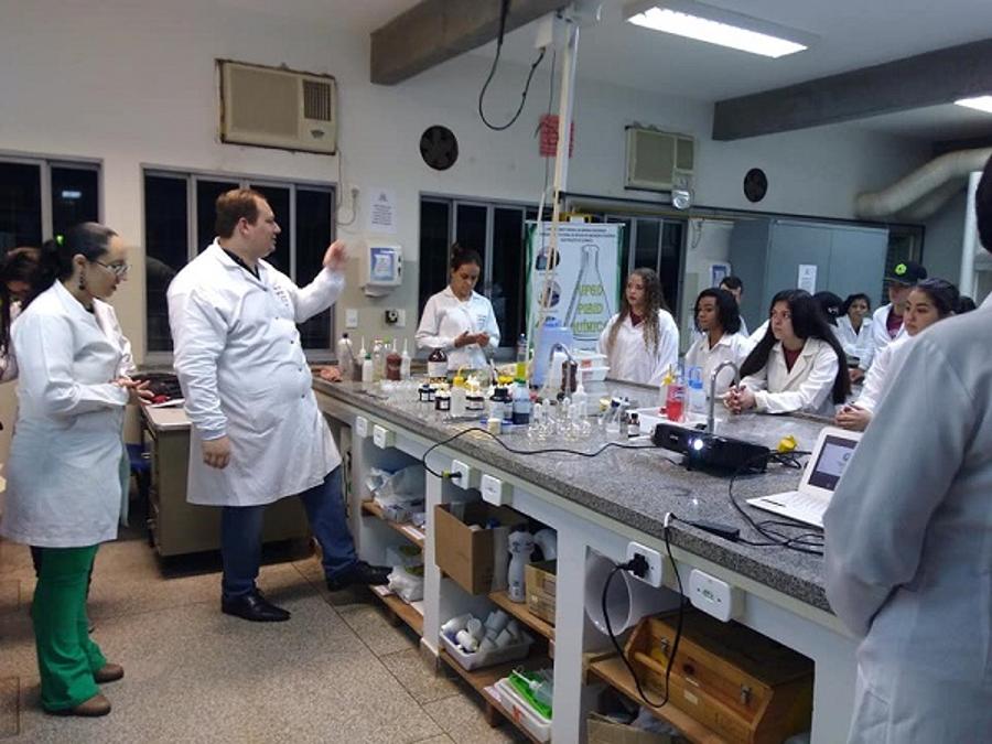 Curso de Química da UFGD desenvolve projeto 'Laboratórios Abertos' para estudantes do ensino médio
