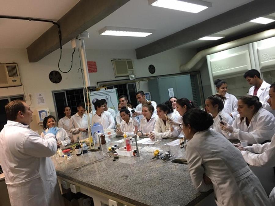 Curso de Química da UFGD desenvolve projeto 'Laboratórios Abertos' para estudantes do ensino médio