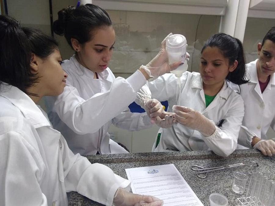 Curso de Química da UFGD desenvolve projeto 'Laboratórios Abertos' para estudantes do ensino médio
