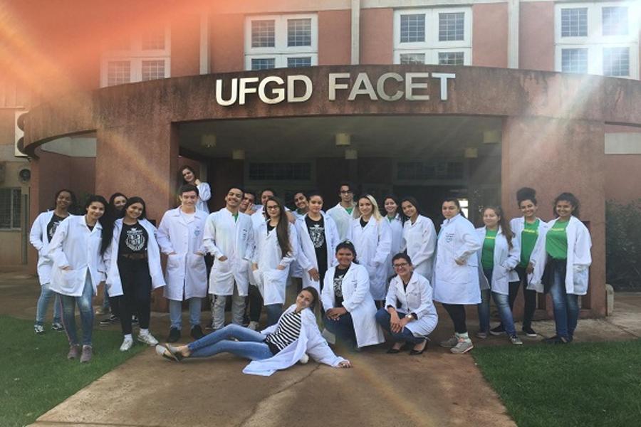 Curso de Química da UFGD desenvolve projeto 'Laboratórios Abertos' para estudantes do ensino médio