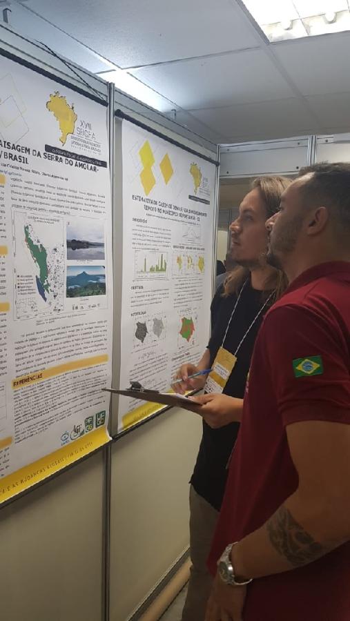 Discentes da Geografia durante apresentação de trabalhos no Simpósio Nacional de Geografia Física Aplicada