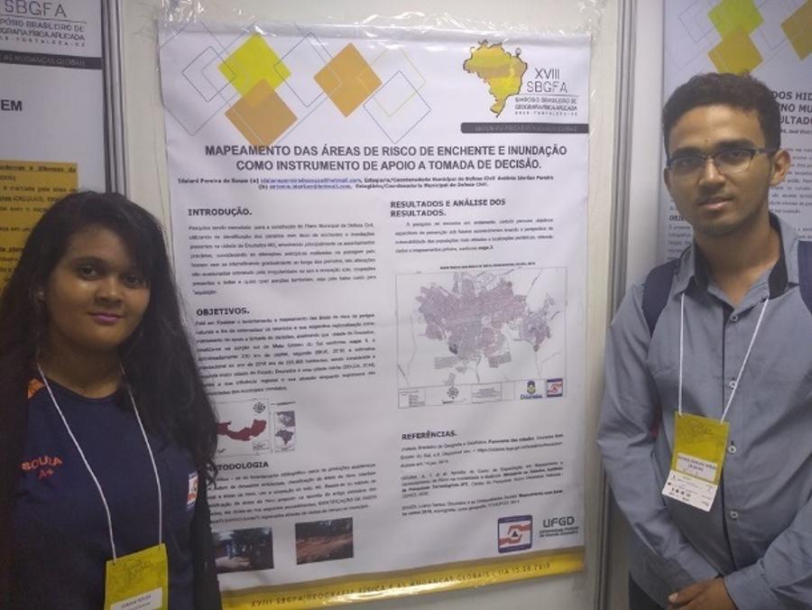 Discentes da Geografia durante apresentação de trabalhos no Simpósio Nacional de Geografia Física Aplicada