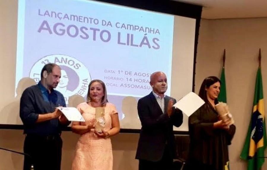 Dr. Guido Vieira Gomes, chefe do Núcleo de Medicina Legal de Dourados e profissional do HU-UFGD recebendo o prêmio em Campo Grande (MS)