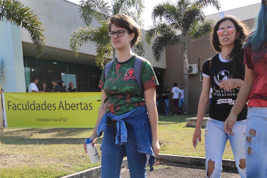 Centenas de estudantes conhecem a UFGD pelo 'Faculdades Abertas'