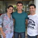 O calouro de Educação Física Lucas Pastor Lemes Pereira, entre os pais Vanessa Paula e Luciano. 