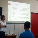 Coordenadora do projeto, Jane Correa, em ação na escola