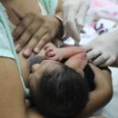 A prática é natural, sem custos e pode ser empregada durante todas as vacinas do bebê e em outros procedimentos que ocasionem dor