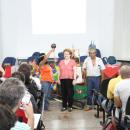Professora Manuela Carneiro recebendo presente de rezadores indígenas