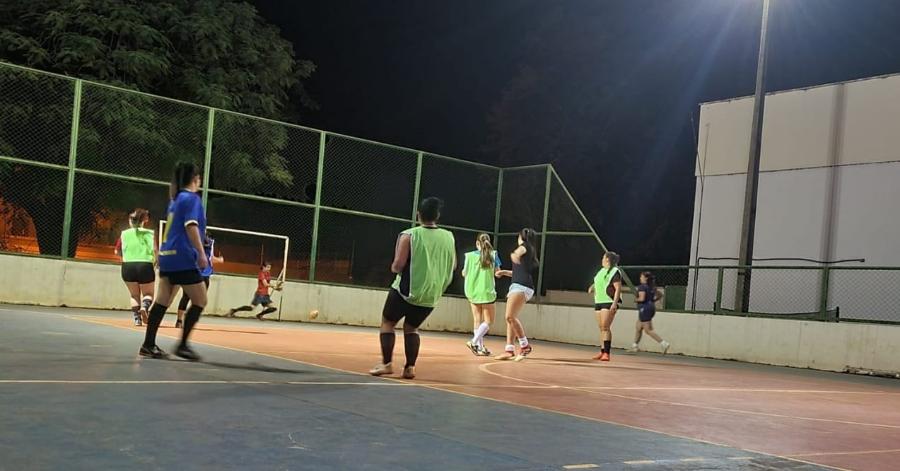 Não é preciso experiência e não há limite máximo de idade para participar Mulheres no futsal