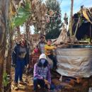 Estudantes e moradores do Itamaraty ao lado do sistema de aquaponia