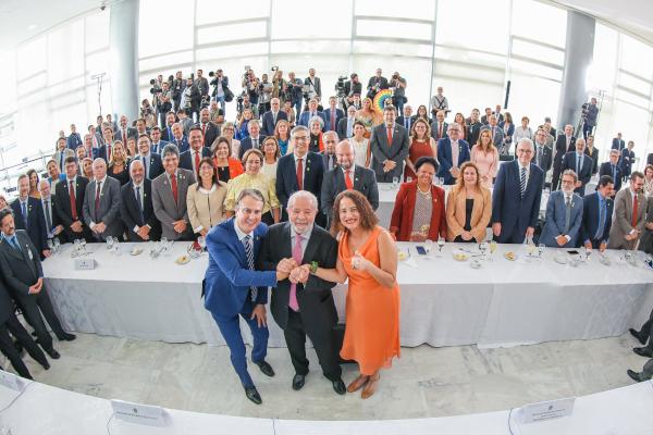 Reitor da UFGD participa de encontro com ministros e presidente da República em Brasília
