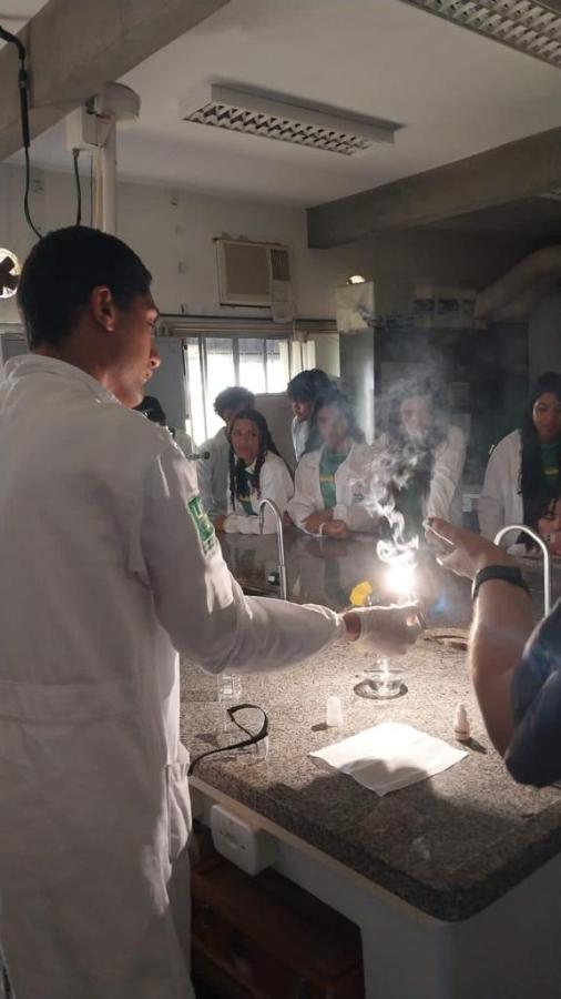 Na tarde de 17/10, os alunos da Escola Rita Angelina participaram da oficina temática sobre Polímeros, ministrada pelos estudantes da UFGD que são do Pibid Química ufgd
