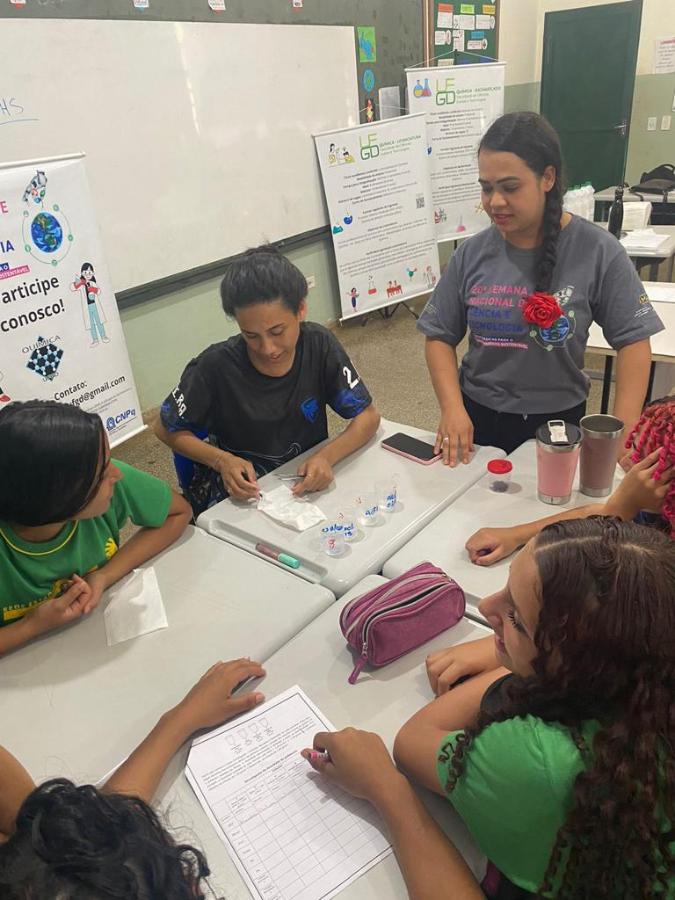 Na tarde de 17/10, os alunos da Escola Rita Angelina participaram da oficina temática sobre Polímeros, ministrada pelos estudantes da UFGD que são do Pibid Química ufgd