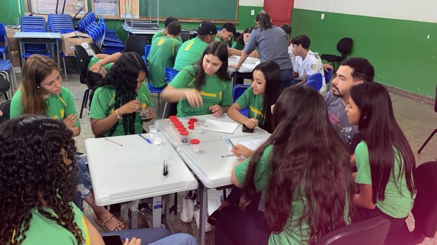 Na manhã de 18/10, os alunos da E. E. Profa. Floriana Lopes, de Dourados, participaram da oficina temática sobre Polímeros, ministrada pelos estudantes da UFGD que são do Pibid Química ufgd