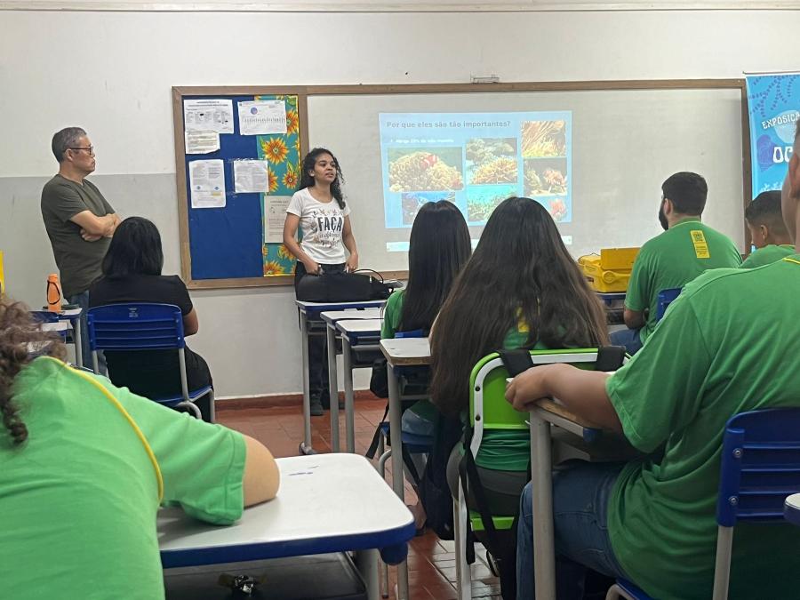 Na manhã de 18/10, os alunos da E. E.Viegas Machado, de Dourados, receberam a ação em parceria com o projeto “Tekoha e as Ciências Básicas para pensar Sociedades Sustentáveis no Estado de Mato Grosso do Sul - Escola Viegas” também aprovado na chamada. Os estudantes Pibid Química UFGD auxiliaram em algumas oficinas oferecidas aos alunos da escola. ufgd
