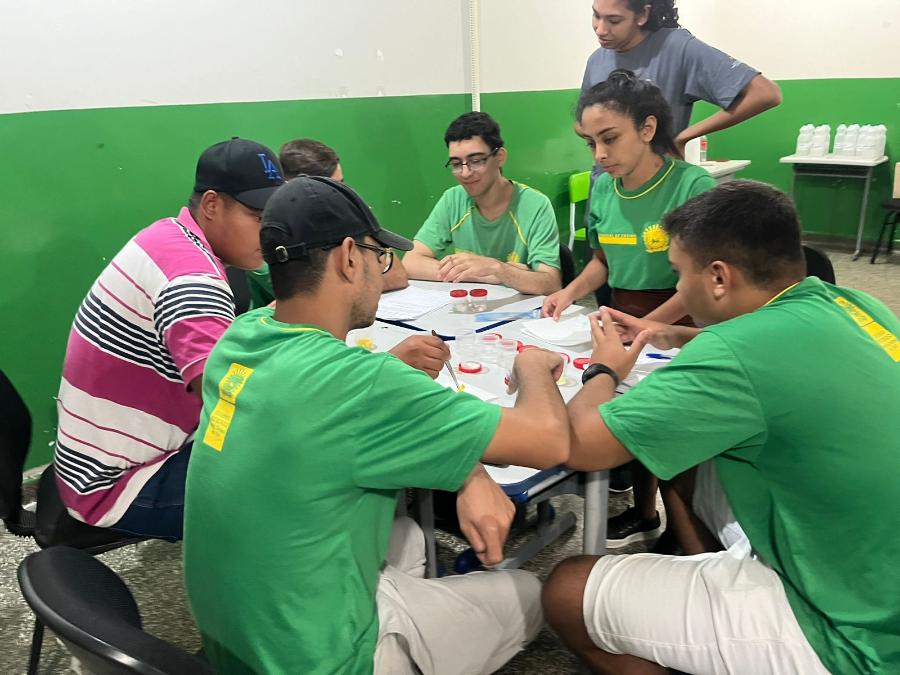 Na noite de 18/10, os alunos da E. E. Profa. Floriana Lopes, de Dourados, participaram da oficina temática sobre Polímeros, ministrada pelos estudantes da UFGD que são do Pibid Química ufgd