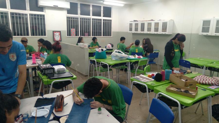 Na noite de 18/10, os alunos da E. E.Viegas Machado, de Dourados, receberam a ação em parceria com o projeto “Tekoha e as Ciências Básicas para pensar Sociedades Sustentáveis no Estado de Mato Grosso do Sul - Escola Viegas” também aprovado na chamada. Os estudantes Pibid Química UFGD auxiliaram em algumas oficinas oferecidas aos alunos da escola. ufgd