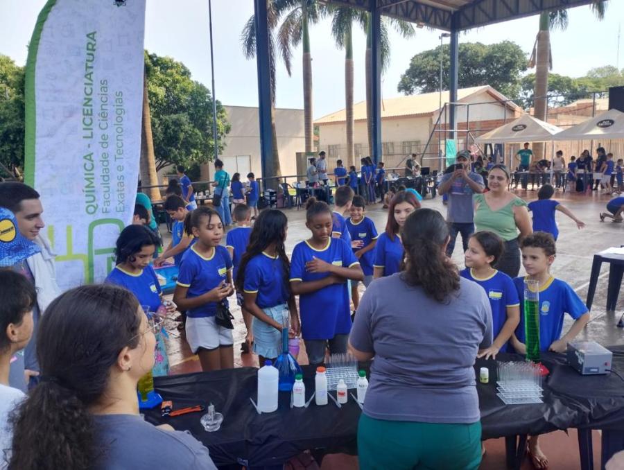 Na tarde de 19/10, foi realizada a Mostra dos Cursos de Química UFGD na Praça da Juventude, com experimentos para a comunidade e apresentação dos cursos de Química. Essa ação aconteceu e parceria com o projeto “Tekoha e as Ciências Básicas para pensar Sociedades Sustentáveis no Estado de Mato Grosso do Sul - Escola Viegas” também aprovado na chamada. ufgd