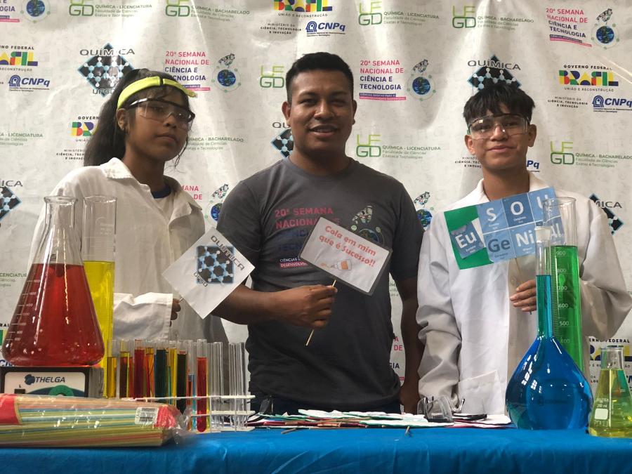 Na manhã e tarde de 20/10, turmas de estudantes indígenas da E. M. Mbo'erenda Tupã'i Nandeva, conheceram a UFGD e os laboratórios de Química, realizaram experimentos no Laboratório Didático de Ensino de Química - LADEQ e receberam explicações também em Guarani, fornecidas por 3 estudantes indígenas da graduação ufgd