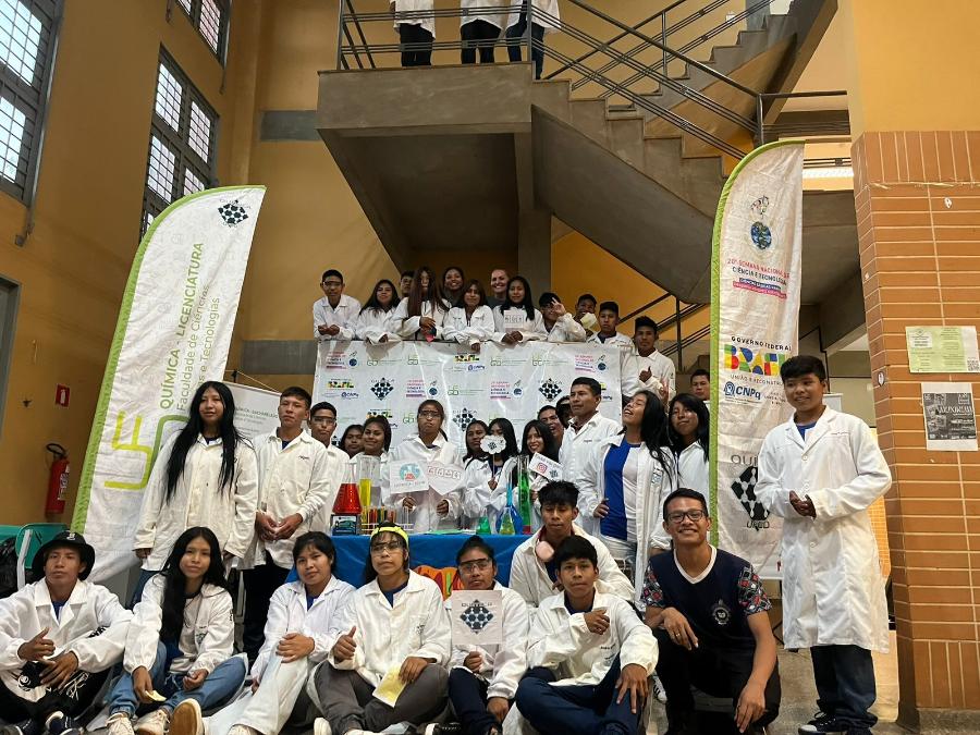 Na manhã e tarde de 20/10, turmas de estudantes indígenas da E. M. Mbo'erenda Tupã'i Nandeva, conheceram a UFGD e os laboratórios de Química, realizaram experimentos no Laboratório Didático de Ensino de Química - LADEQ e receberam explicações também em Guarani, fornecidas por 3 estudantes indígenas da graduação ufgd