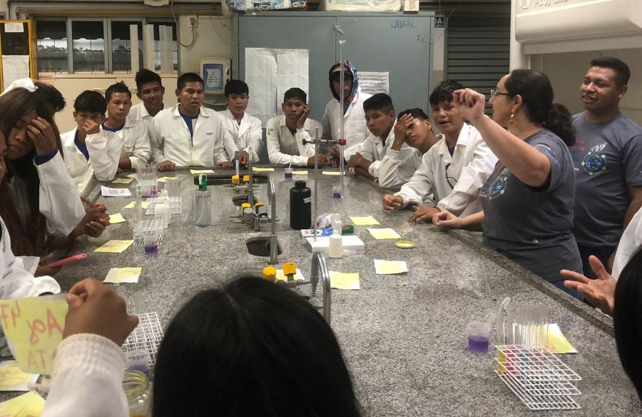 Na manhã e tarde de 20/10, turmas de estudantes indígenas da E. M. Mbo'erenda Tupã'i Nandeva, conheceram a UFGD e os laboratórios de Química, realizaram experimentos no Laboratório Didático de Ensino de Química - LADEQ e receberam explicações também em Guarani, fornecidas por 3 estudantes indígenas da graduação ufgd