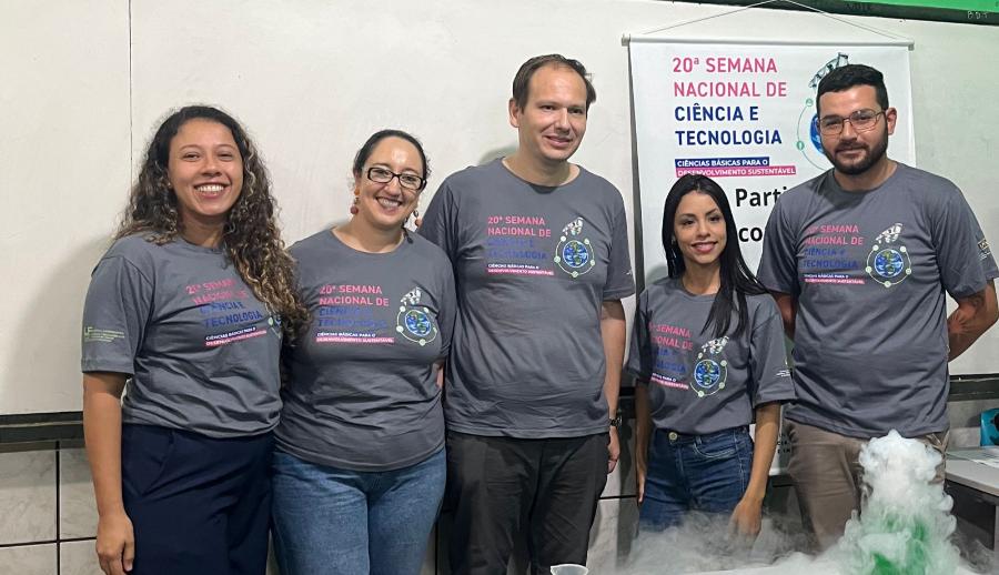 Na noite de 20/10, os estudantes que participam do Pibid Química, bem como professores do projeto de Química da UFGD, realizaram alguns experimentos e apresentaram os cursos de Química da UFGD na mostra de ciências da E. E. Floriana Lopes ufgd
