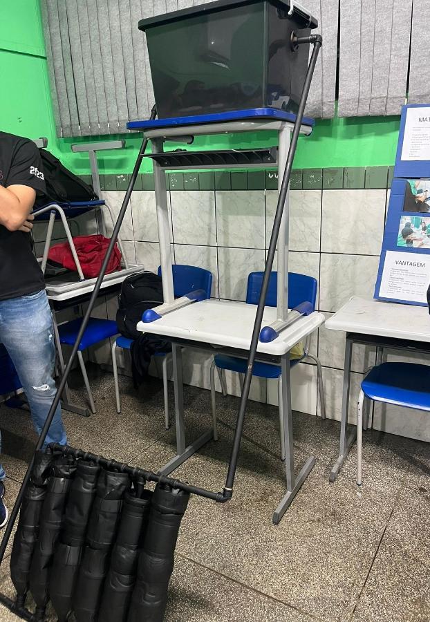 Na noite de 20/10, os estudantes que participam do Pibid Química, bem como professores do projeto de Química da UFGD, realizaram alguns experimentos e apresentaram os cursos de Química da UFGD na mostra de ciências da E. E. Floriana Lopes ufgd
