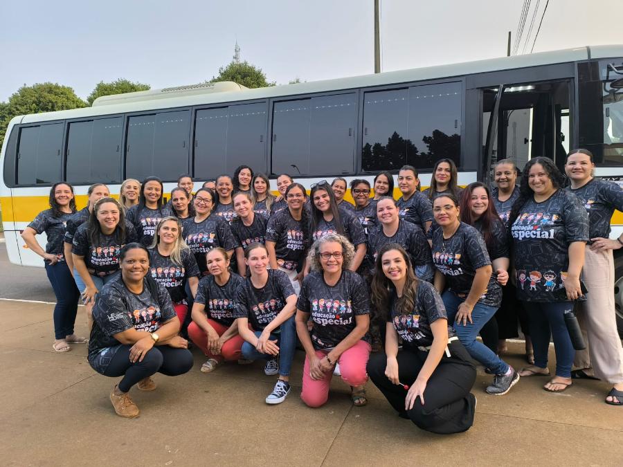 Grupo com 35 professoras, todas com camiseta preta onde se lê 