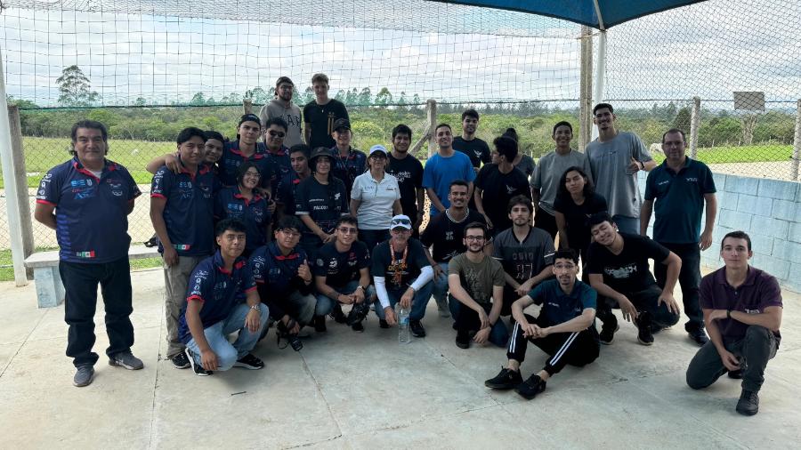 Na foto temos 31 pessoas posando para a câmera, a maioria deles está vestindo um uniforme azul escuro, da equipe Aracuã. o