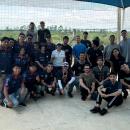 Na foto temos 31 pessoas posando para a câmera, a maioria deles está vestindo um uniforme azul escuro, da equipe Aracuã. o