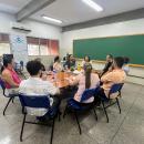 oito pessoas sentadas em volta de uma mesa