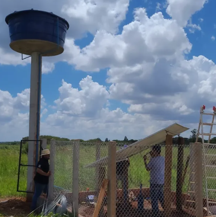 Os poços funcionam com motobomba solar, pois nessas áreas não há ligação de energia elétrica. Projeto de Extensão Ânimo - Ñande Retea’e