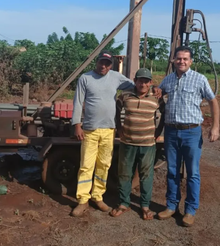 Os moradores das comunidades colaboram em todo o processo de instalação dos poços e, posteriormente, recebem instruções sobre o cultivo agroecológico de hortas e roçados. Projeto de Extensão Ânimo - Ñande Retea’e