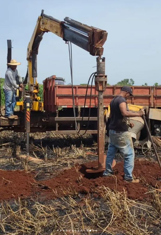 Além dos poços, são montadas estruturas para receber caixas d'água que são instaladas em locais estratégicos, perto de moradias e dos roçados. Projeto de Extensão Ânimo - Ñande Retea’e