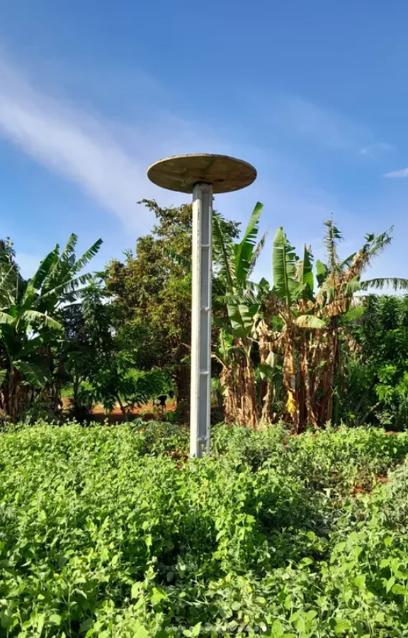 Estriutura de caixa d'água em meio a área de cultivo. Projeto de Extensão Ânimo - Ñande Retea’e