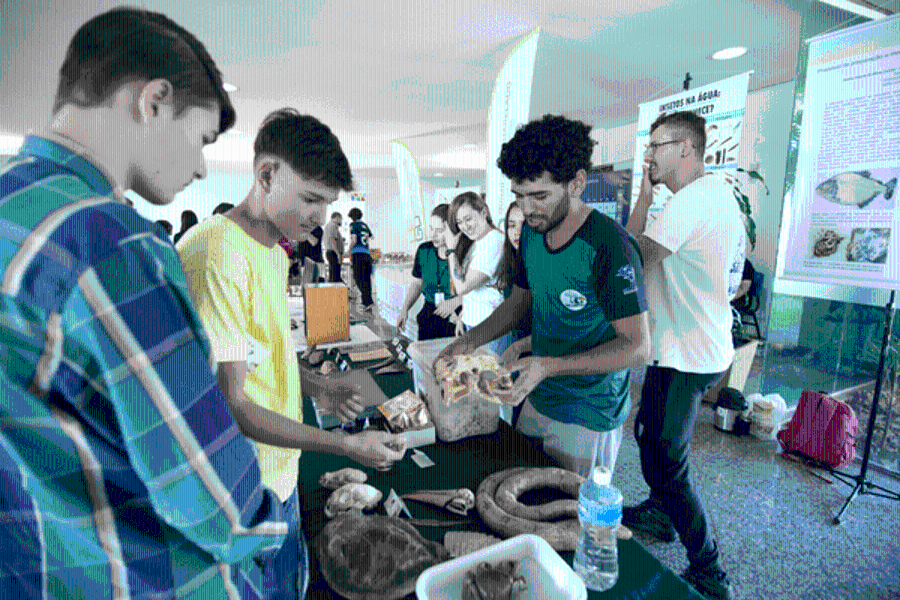 alunos em evento + ciência na escola
