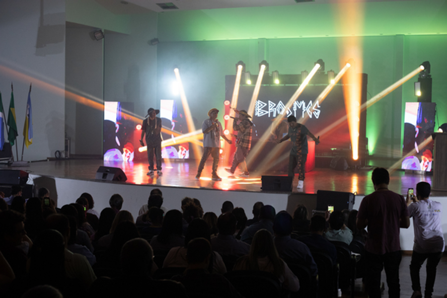 Apresentação do grupo Bro MC's durante evento + ciência na escola