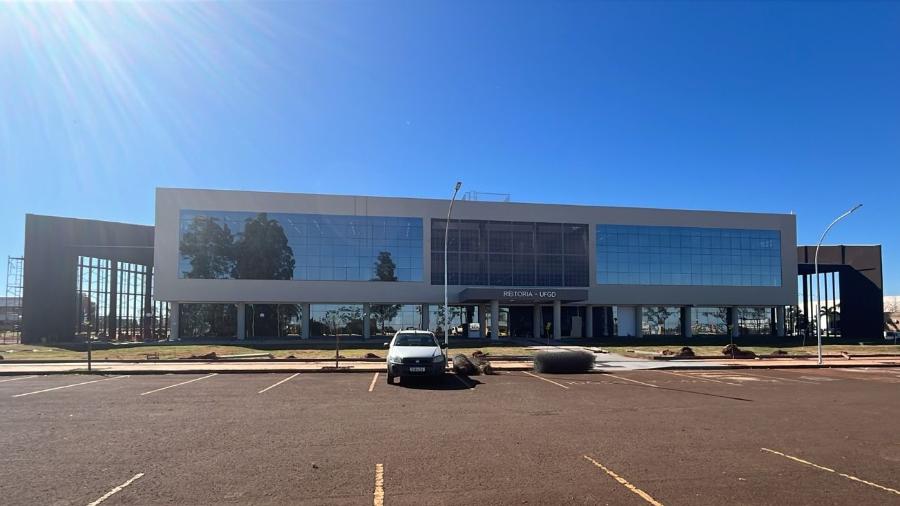 Após paralisações, a retomada da obra foi viabilizada em 2023 com emendas parlamentares da bancada de MS, recursos das Leis Orçamentárias de 2024 e 2025 e arrecadação própria da UFGD ufgd