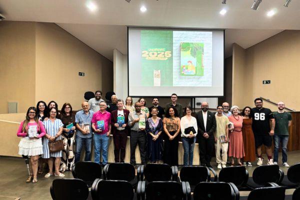 Editora da UFGD faz pr&eacute;-lan&ccedil;amento da Cole&ccedil;&atilde;o Comemorativa dos 20 anos da universidade e divulga livros digitais de 2025