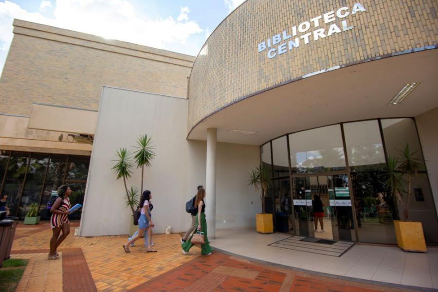 Matrículas dos aprovados em primeira chamada acontecem nesta semana. ufgd biblioteca