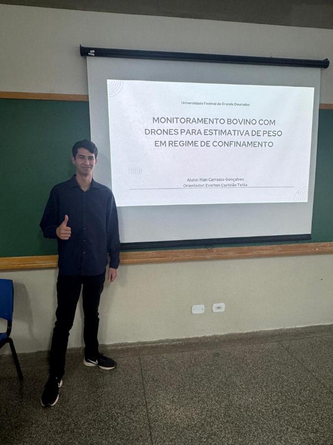Rian Carrasco Gonçalves durante apresentação do TCC ufgd