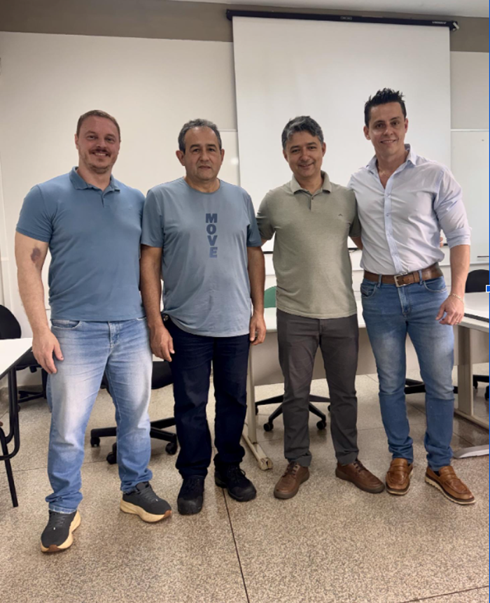 Da esquerda para a direita: Alexandre Szabo, coordenador do curso de Engenharia de Computação; Sidnei Azevedo de Souza, diretor da FACET; Jefersson Alex dos Santos, professor da Universidade de Sheffield; e Everton Castelão Tetila, professor da UFGD e coordenador do projeto ufgd