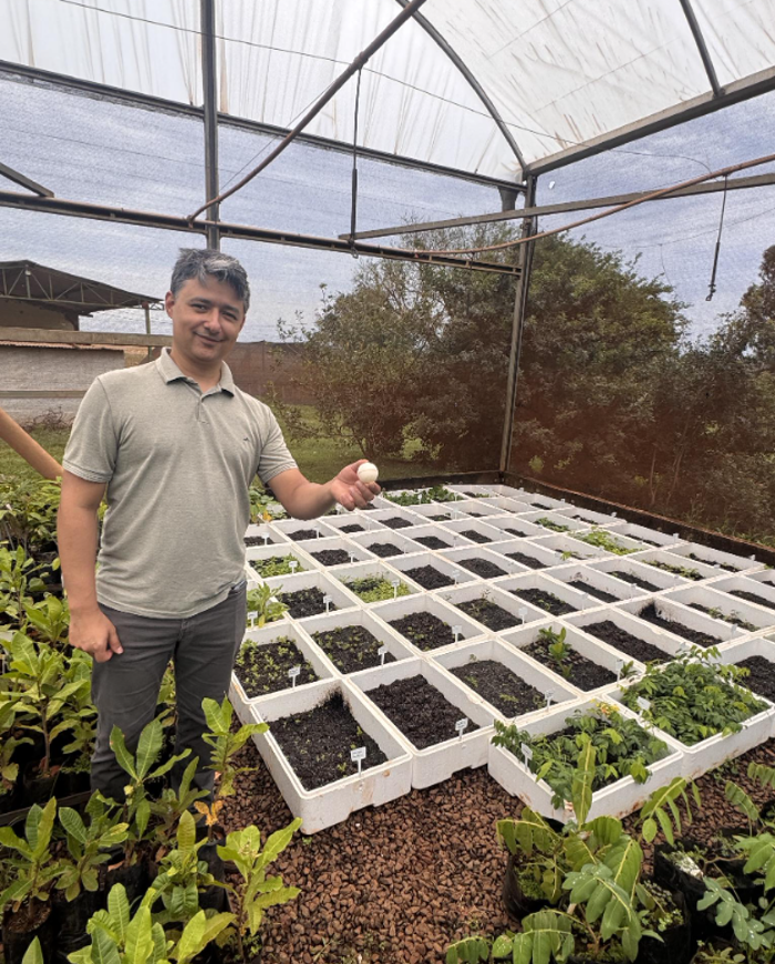 Na FAECA, Jefersson Alex dos Santos apresenta uma biocápsula com sementes florestais encapsuladas, preparada para futura dispersão por drone ufgd