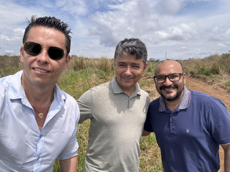 Visita à área da Fazenda Experimental da UFGD destinada à restauração com espécies florestais nativas. À esquerda, Everton Castelão Tetila e Jefersson, ao lado do professor Mábio Silvan José da Silva, presidente e coordenador da FAECA ufgd