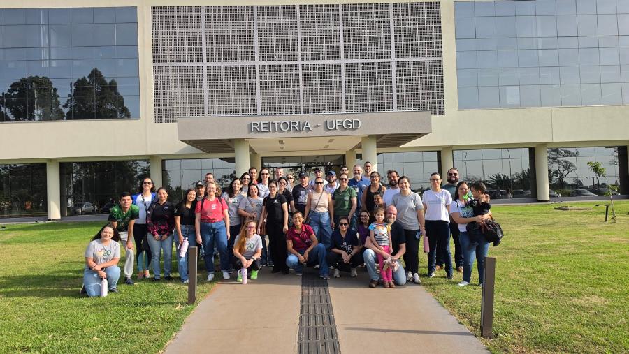 O ponto de partida da programação foi reunir os servidores em frente ao prédio da Reitoria, antes do deslocamento. Foto: ASSCOM ufgd