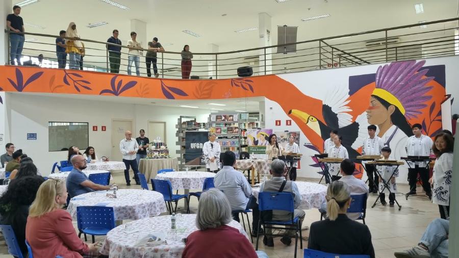 A abertura do evento contou com a apresentação musical das escolas Kyoei e Modelo Japonesa, sob coodenação da professora Ito Mieko. dadic