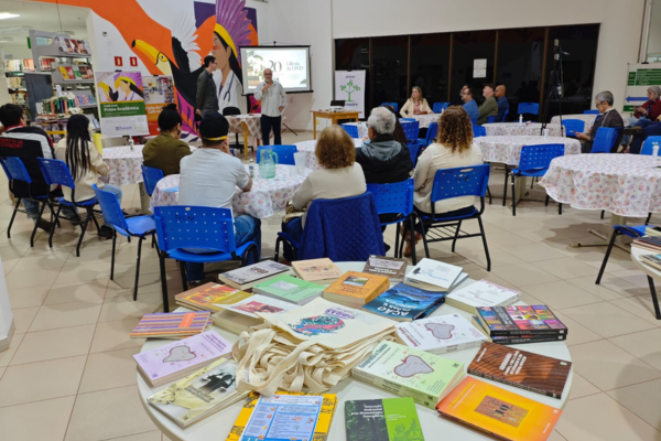 DIA DO LIVRO: Editora UFGD celebra 20 anos com lan&ccedil;amento de livro, novos editais e homenagem