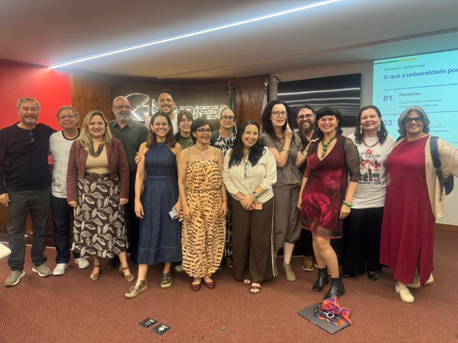 Professor Gil Esper e gestores culturais em encontro na Andifes f
